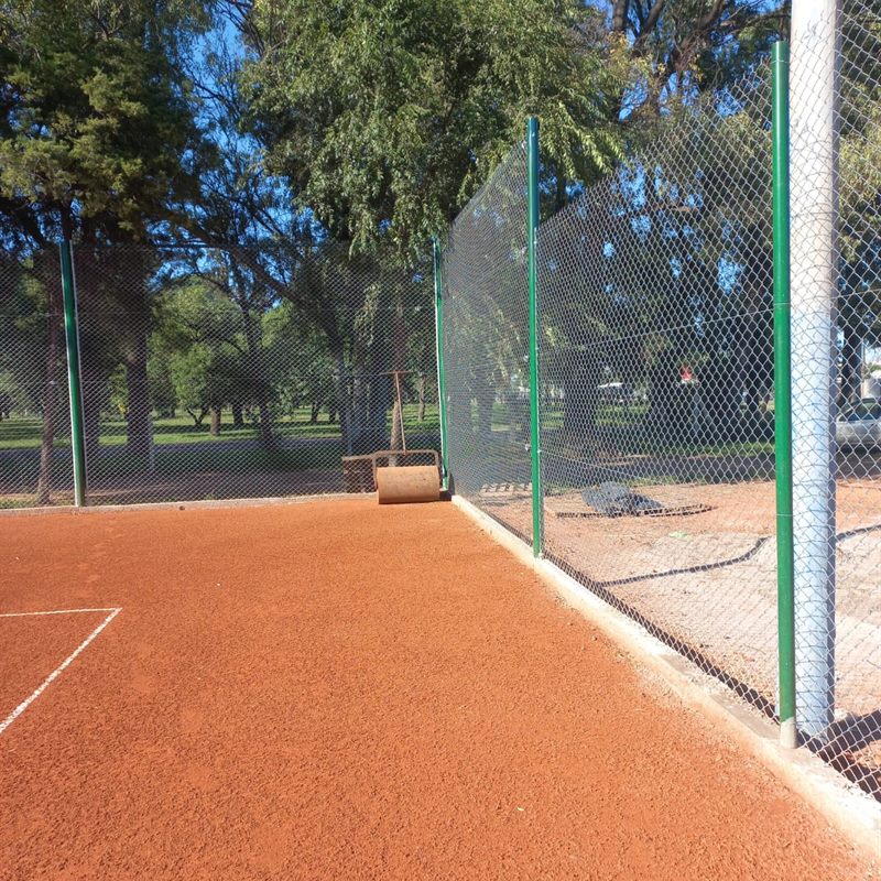 Cerco perimetral terminado en cancha de tenis de polvo de ladrillo