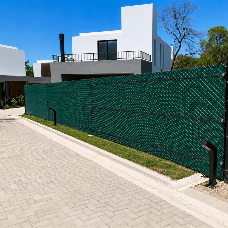 Cerco de malla con tejido verde en vivienda moderna